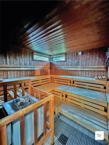 ein großes Zimmer mit Holzbänken in einer Sauna in der Unterkunft WAGNERS Hotel Schönblick, C&C Hotels und Vertrieb GmbH in Fichtelberg