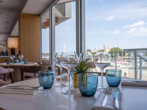 Mercure La Rochelle Vieux Port tesisinde bir balkon veya teras