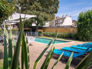 Piscina de la sau aproape de ibis Styles Macon Centre