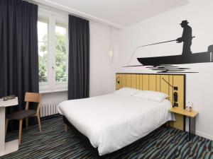 Un pat sau paturi într-o cameră la ibis Styles Macon Centre