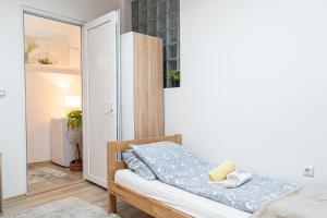 małą sypialnię z łóżkiem i lustrem w obiekcie Address Apartment Sarajevo w Sarajewie