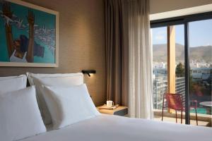 Tempat tidur dalam kamar di Dusit Suites Athens