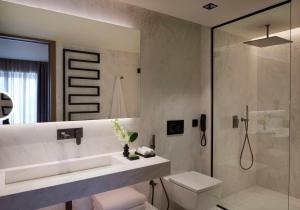 Kamar mandi di Dusit Suites Athens