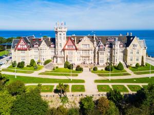 een groot gebouw met een toren erop bij La Maruca Beach Santander 3000 in Santander