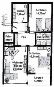 un plano de una casa en blanco y negro en Direkt am Strand in Scharbeutz, en Scharbeutz