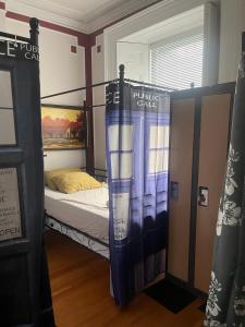 een slaapkamer met een stapelbed in een kamer bij Pring Guesthouse in Hamilton