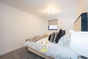 a bedroom with a bed in a room at Panacotta House - SJA Stays - Modern 1 Bed Apartment in Aberdeen