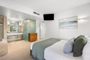 Katil atau katil-katil dalam bilik di Hastings Suites by Stay Noosa