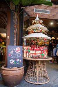 un carro de comida con regalos de Navidad y una señal en Seahorse Han Market Da Nang Apartment by Haviland, en Da Nang