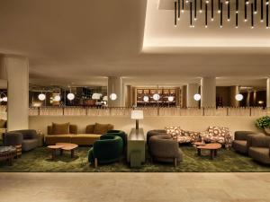 een lobby met banken en stoelen en een tafel bij Sofitel Sydney Wentworth in Sydney