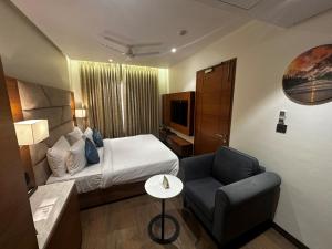 Tempat tidur dalam kamar di Hotel Atlantiis Suites Near Delhi Airport