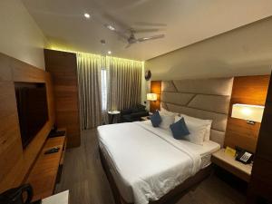 Tempat tidur dalam kamar di Hotel Atlantiis Suites Near Delhi Airport