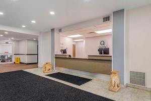 a lobby with a waiting area with a hair salon at Quality Inn in Ottawa