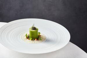 エクスマウスにあるLympstone Manor Hotel Restaurant & Vineyard - Relais & Chateauxの白皿