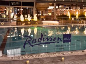 Piscina de la sau aproape de Radisson Blu Hotel Bucharest