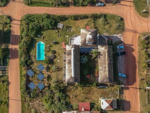 einen Blick über ein Haus mit Pool in der Unterkunft cuatro lunas hotel in Punta Del Diablo