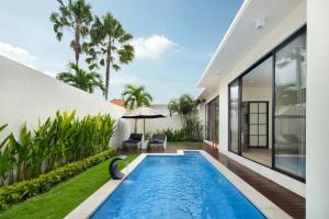 einen Infinity-Pool im Hinterhof einer Villa in der Unterkunft The Grand Daha Luxury Villas in Seminyak