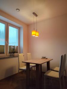 - une salle à manger avec une table et des chaises en bois dans l'établissement Berryblossom Estate, à Krosno