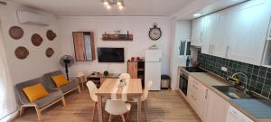 una cucina con tavolo e una sala da pranzo di LuengiHouse - Espectacular apartamento con piscina a Lloret de Mar