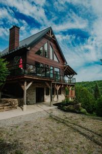 El edificio en el que está el chalet de montaña