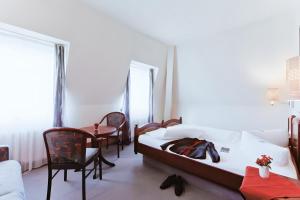 A bed or beds in a room at Hotel Villa Kipping