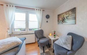 1 dormitorio con 1 cama, 1 silla y 1 mesa en Ostseegruss, en Rostock