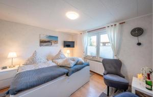 1 dormitorio con 1 cama, 1 silla y 1 ventana en Ostseegruss, en Rostock