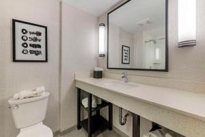 Ванная комната в Comfort Inn & Suites Miami International Airport