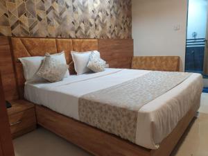 מיטה או מיטות בחדר ב-Hotel Ramida Suites At Delhi Airport