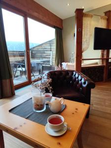 Wellness Aparthotel Panorama Alpin - Ferienwohnungen Jerzens im Pitztal में टेलीविजन और/या मनोरंजन केंद्र