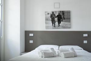 ein schwarz-weißes Foto eines Schlafzimmers mit einem Bett in der Unterkunft City Gallery Apartments in Triest