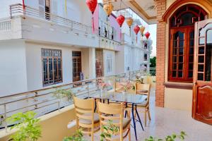 un patio con mesa y sillas en un edificio en Hue Ancient Town - Homestay in Hue, en Hue