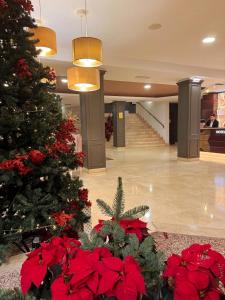 Un árbol de Navidad en medio de un vestíbulo en Hotel La Palma de Llanes, en Llanes