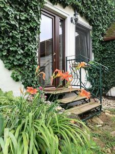 una puerta de entrada de una casa con un ramo de flores en Gartenapartment Storchenblick, en Weiden am See