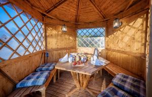 un interior de una habitación de madera con mesa y sillas en Ostseegruss, en Rostock