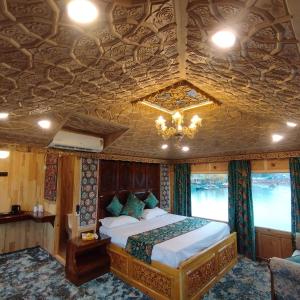 een slaapkamer met een bed op een trein bij The Smith Palace Group Of HouseBoats in Srinagar