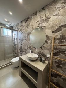 Artemis Apartments tesisinde bir banyo