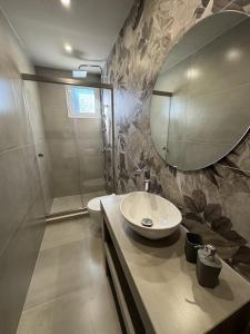 Artemis Apartments tesisinde bir banyo