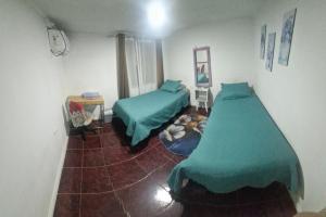 - une chambre avec 2 lits et un miroir dans l'établissement Shalom_MatSofy, à Santiago