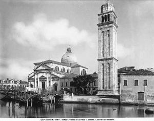 uma foto a preto e branco de um edifício com uma torre de relógio em Palazzo Verrienti em Veneza