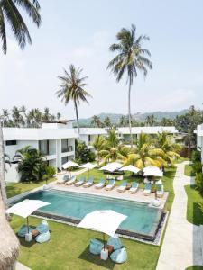 ein Bild des Pools im Resort in der Unterkunft Sikara Lombok Hotel in Kuta Lombok