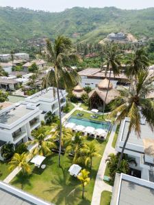 ein Luftblick auf ein Resort mit einem Pool und Palmen in der Unterkunft Sikara Lombok Hotel in Kuta Lombok