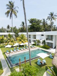 ein Luftblick auf ein Resort mit einem Pool und Palmen in der Unterkunft Sikara Lombok Hotel in Kuta Lombok