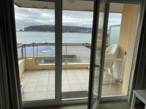 een balkon met uitzicht op het water bij Cap Morgat in Crozon