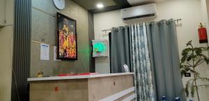 חדר רחצה ב-Hotel Kingston Vrindavan Near Prem Mandir and Bihari Ji Mandir