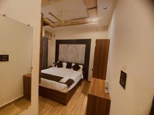 מיטה או מיטות בחדר ב-Hotel Kingston Vrindavan Near Prem Mandir and Bihari Ji Mandir