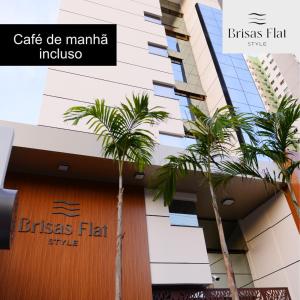 Brisas Flat Style في كويابا: عماره امامها نخيل