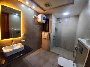 Elysium Tower Signature Serviced Apartments Islamabad في اسلام اباد: حمام مع حوض ودش