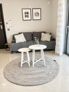 BlueLine apartment 4 tesisinde bir oturma alanı