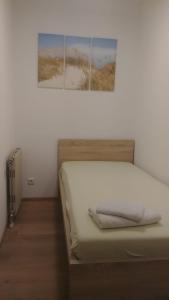 Cama ou camas em um quarto em APARTMENT Top 11 ZENTRUM mit 2 Schlafzimmer BESTROOMS eU